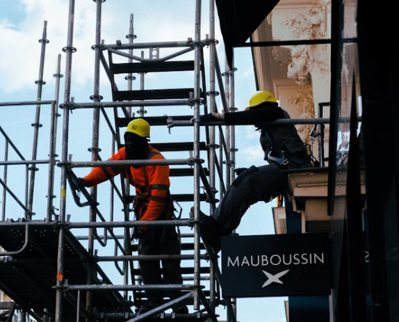 Pakabinami tvoros pamatai: modernus sprendimas sudėtingoms vietovėms